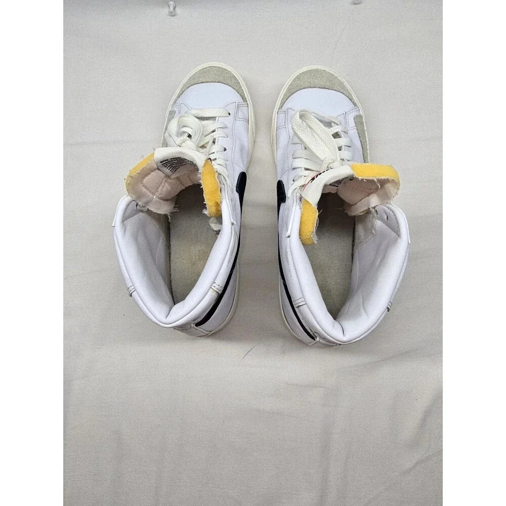 Men’s Nike Blazer Mid 77 Size 9 White And Black.